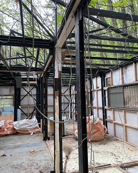 むき出しになった鉄骨